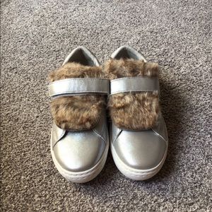 Hoo Silver Detachable Faux Fur Sneaker sz 4